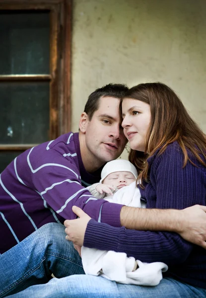 Eltern mit Baby vor dem Haus — Stockfoto