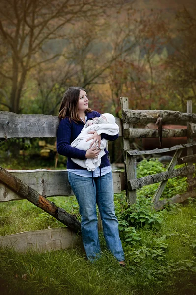 Mutter mit Baby nahe Zaun — Stockfoto