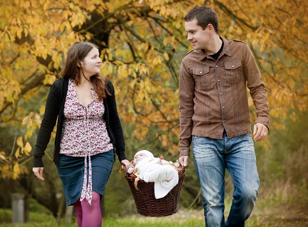 Famille heureuse se détendre ensemble — Photo