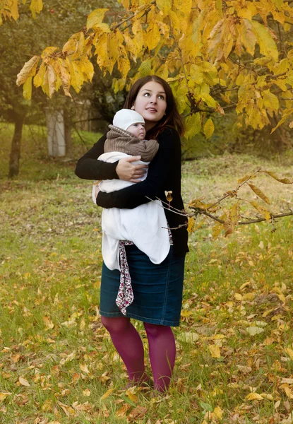 Matka z synem w złotej jesieni — Zdjęcie stockowe