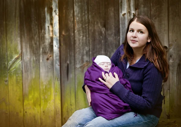 Onun yeni doğan bebek çocuk tutan anne — Stok fotoğraf
