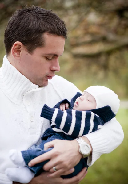 Pappa håller sin nyfödda baby pojke — Stockfoto