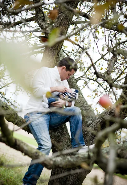 Pappa håller sin nyfödda baby pojke — Stockfoto