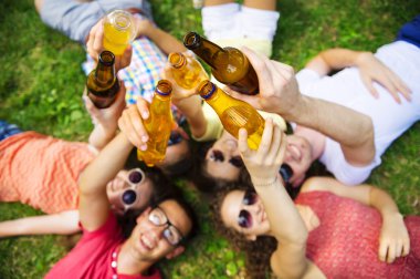 insanlar içecekler ile çim üzerinde yalan