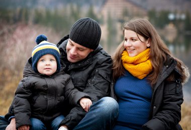 İskele üzerinde oturan aile