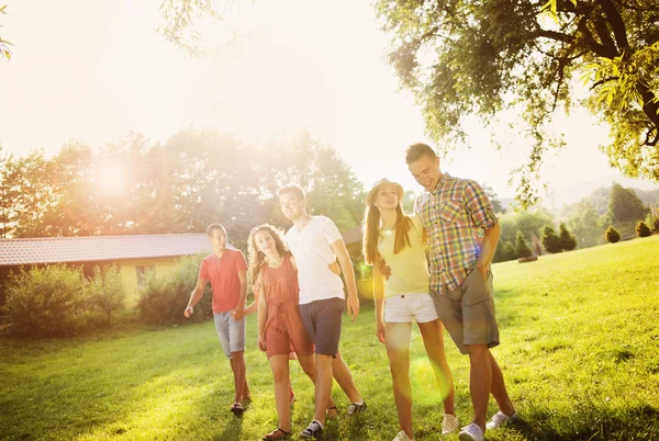 Vrienden vermaken in park — Stockfoto