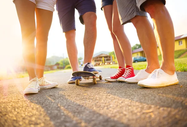 Turnschuhe junger Leute auf Skateboard — Stockfoto