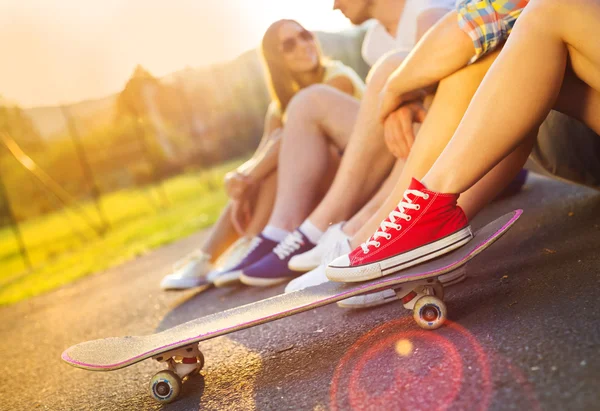 Sneakers van mensen op skateboard — Stockfoto