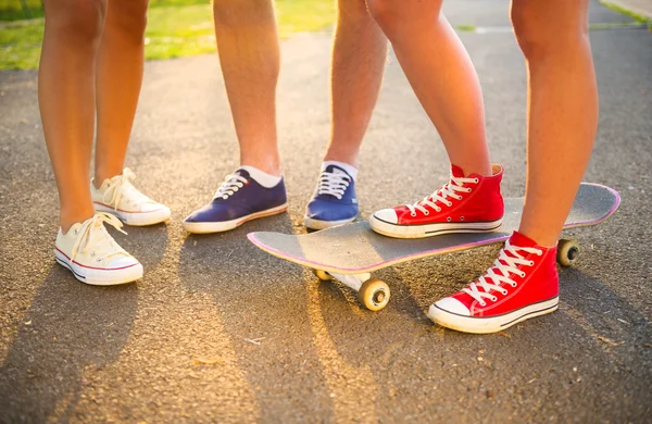 Кросівки молодих людей на скейті — стокове фото