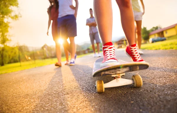 Pernas de jovens no skate — Fotografia de Stock