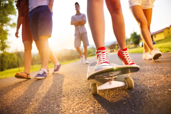 Nohy mladých lidí na skateboard — Stock fotografie