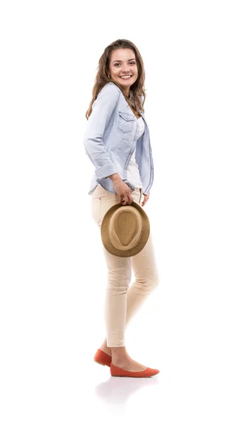 Donna casual con cappello di paglia — Foto Stock