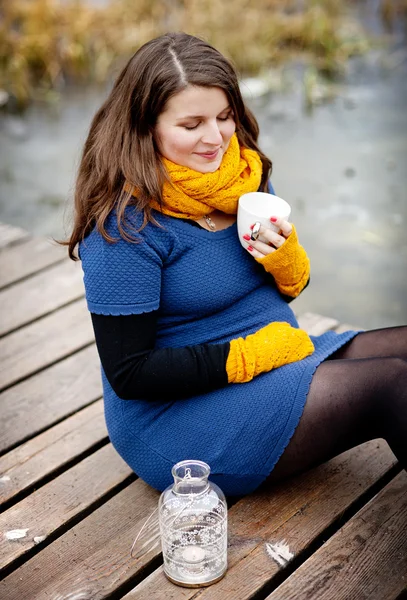 Mulher grávida bebendo bebida quente — Fotografia de Stock