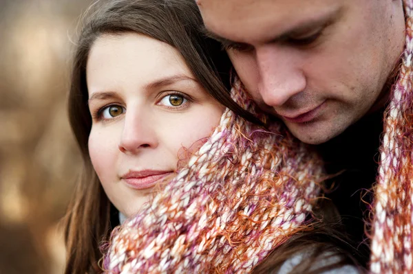 Retrato de casal grávida no outono — Fotografia de Stock