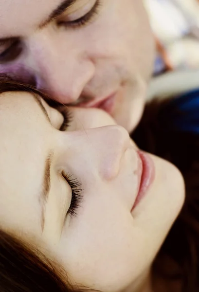 Couple couché sur l'herbe — Photo