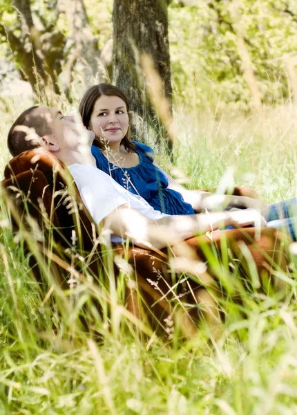 Embarazada pareja relajándose en sofá — Foto de Stock
