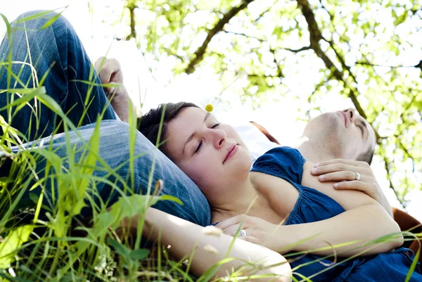 Casal grávida relaxante no sofá — Fotografia de Stock