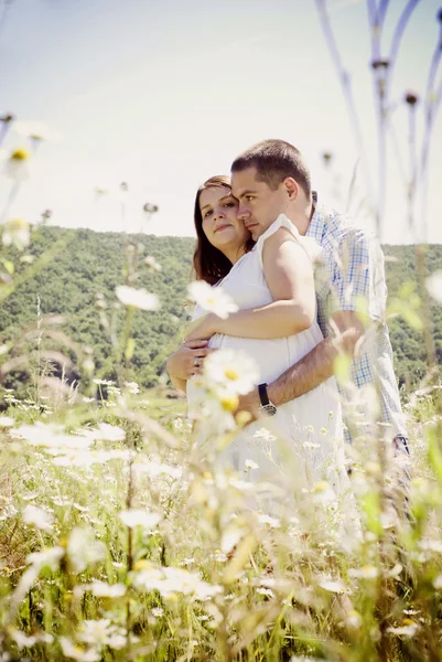 Abraço de casal feliz — Fotografia de Stock