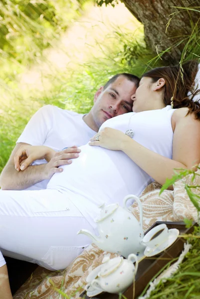 Casal fazendo piquenique — Fotografia de Stock