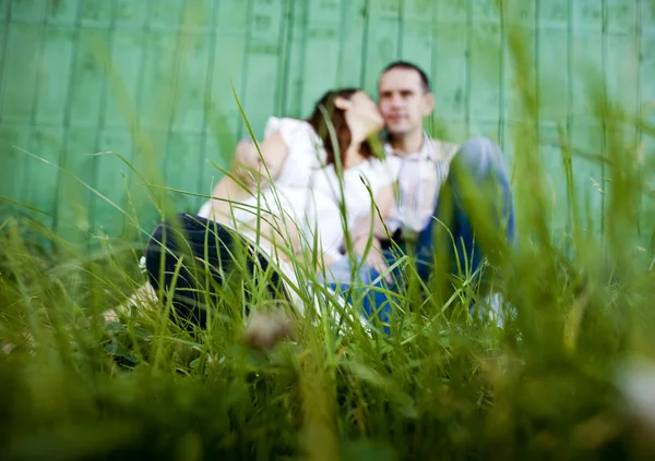 Casal na frente da cerca — Fotografia de Stock