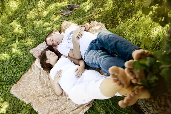 Couple pieds nus relaxant dans la nature — Photo