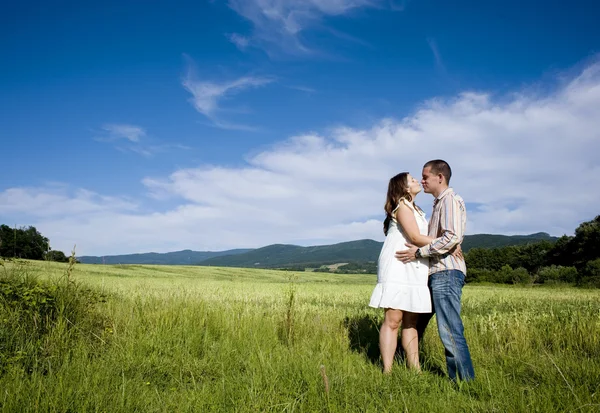 Casal abraçando e beijando — Fotografia de Stock