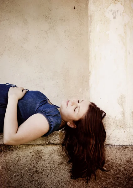 Pregnant woman posing by the old house — Stock Photo, Image