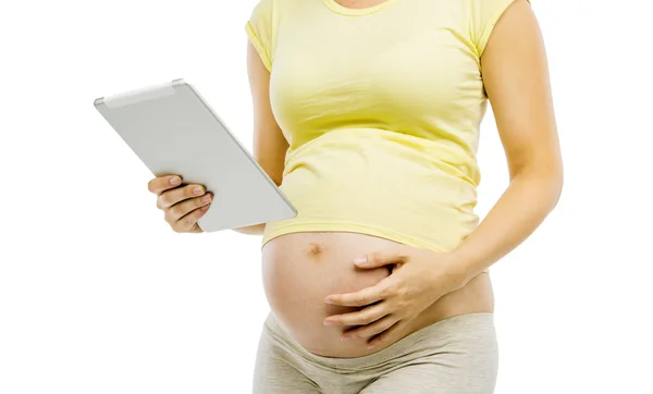 Femme enceinte tenant tablette numérique — Photo