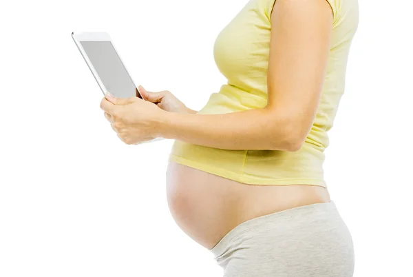Zwangere vrouw bedrijf digitale Tablet PC — Stockfoto