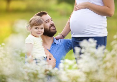 mutlu bir aile eğleniyor