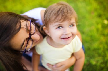 kızı ve annesi eğleniyor