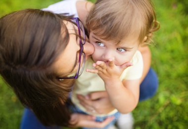 kızı ve annesi eğleniyor