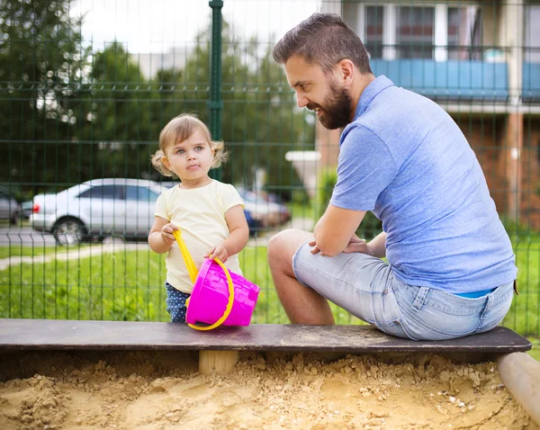 Ojciec i córka na plac zabaw dla dzieci. — Zdjęcie stockowe