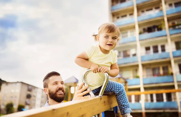 Père et fille sur l'aire de jeux . — Photo