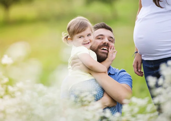 Familie plezier in de natuur — Stockfoto