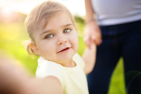 Girl with her mother taking selfie by mobile phone — Stock Photo, Image