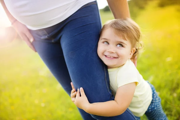 Dochter met haar moeder's hand — Stockfoto