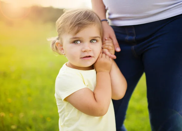 Kızı annesinin elini tutarak — Stok fotoğraf