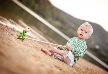 Kumla oynayan çocuk