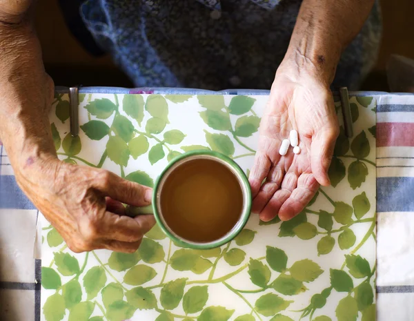 Idős asszony kezében tabletták — Stock Fotó