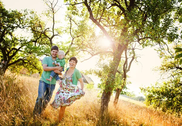 Aile rahatlatıcı ve birlikte eğlenmek — Stok fotoğraf