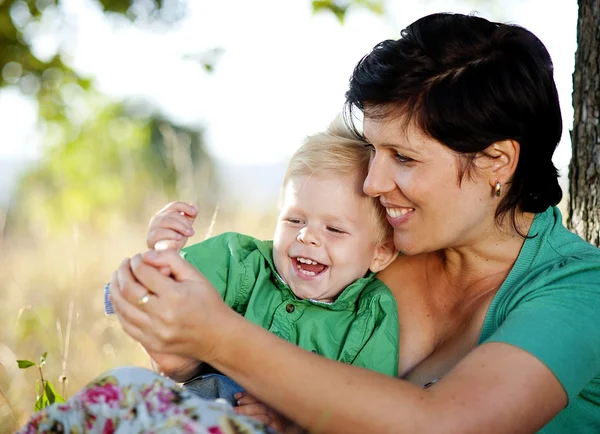 Moeder met plezier met haar zoon — Stockfoto