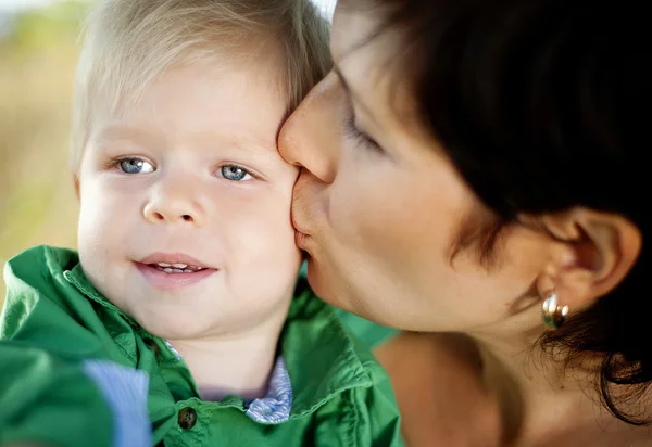 Moeder met plezier met haar zoon — Stockfoto