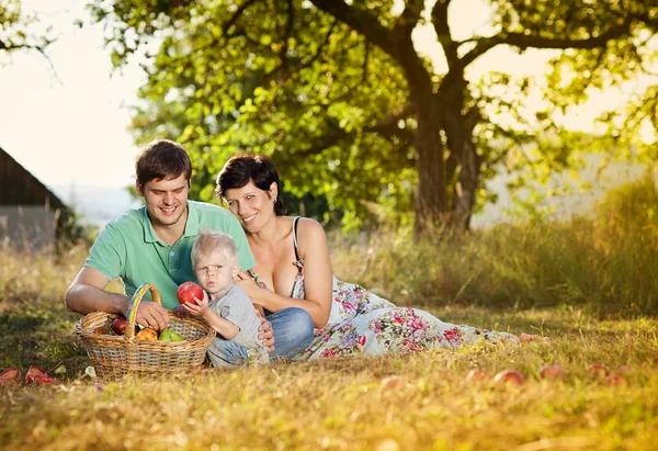 Familia relajándose juntos — Foto de Stock