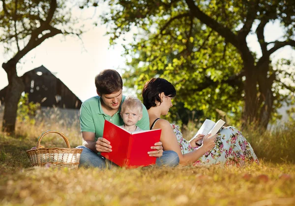 Family relaxing together — Stock Photo, Image