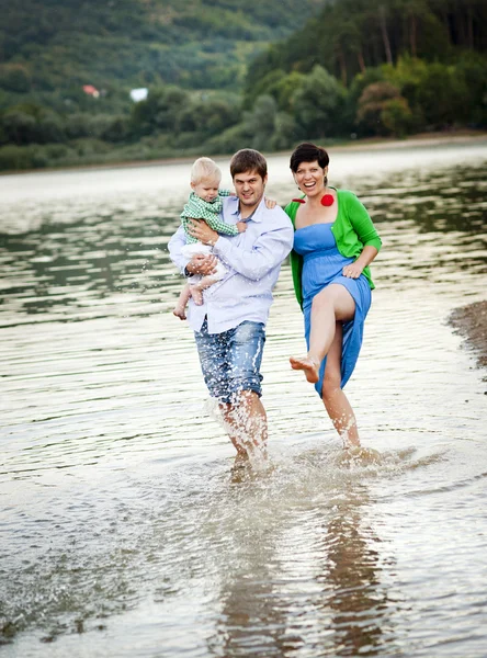 Família passar o verão juntos — Fotografia de Stock