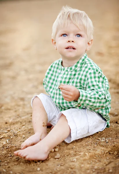 Junge spielt mit dem Sand — Stockfoto