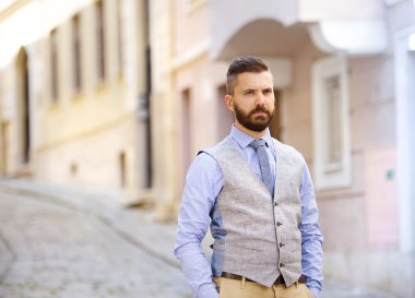 işadamı şehirde yürüyüş sakallı