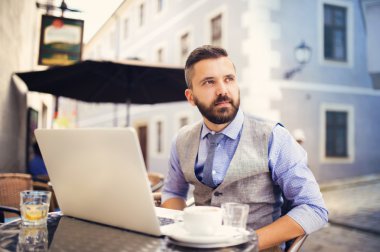 Öğle yemeği zamanı sırasında çalışma iş adamı