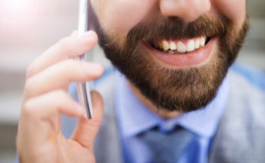 akıllı telefonda konuşurken işadamı